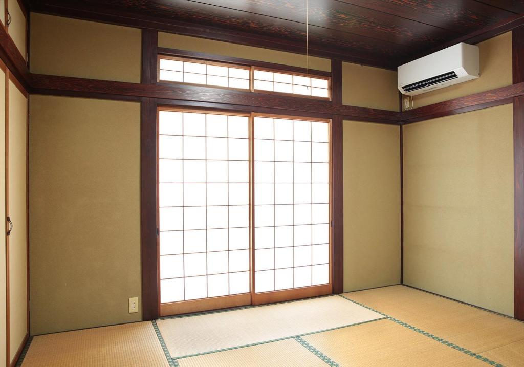 三名部屋の和室
