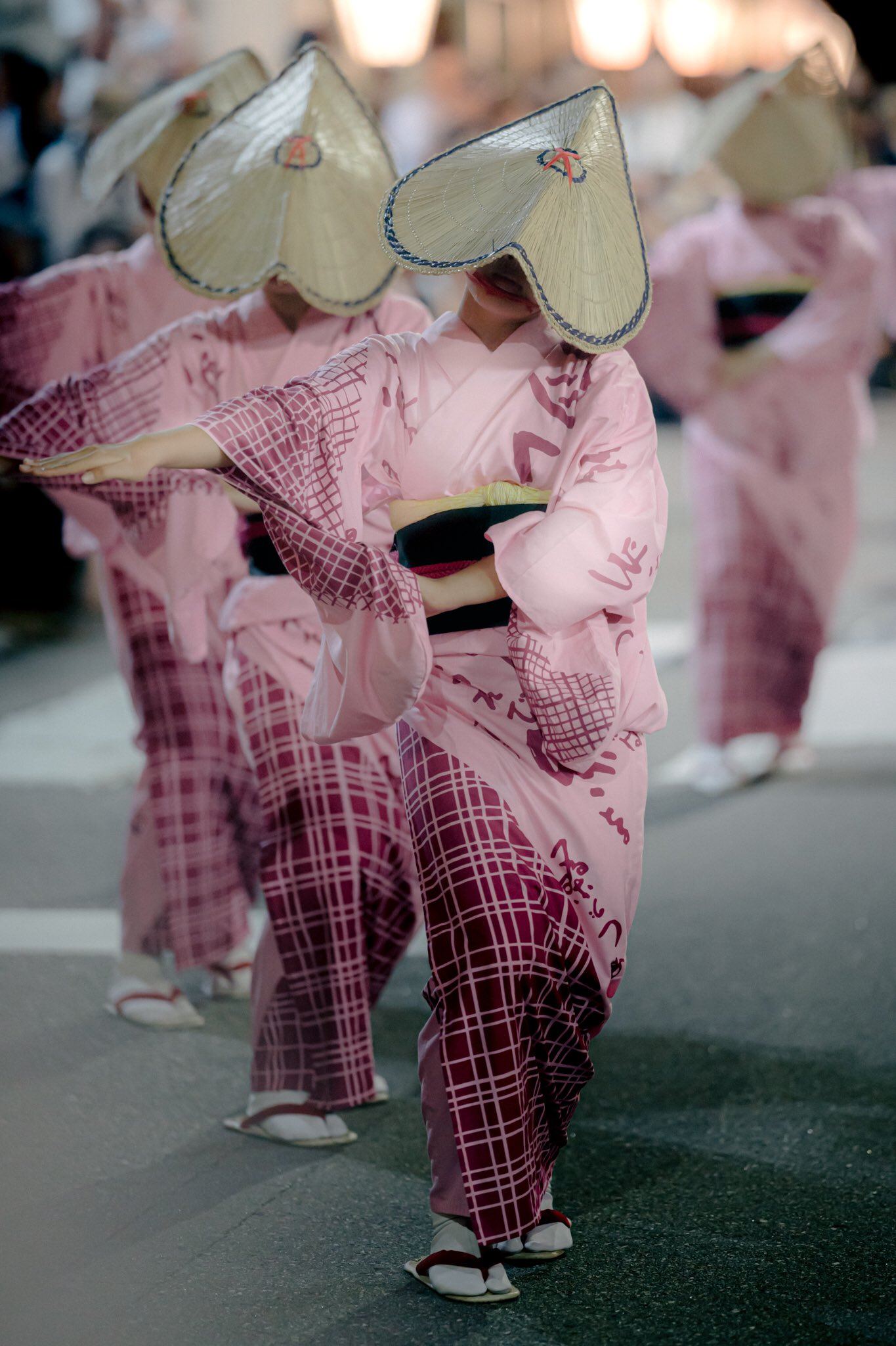 おわら風の盆の町流し　桃色の浴衣で踊る女踊りの列