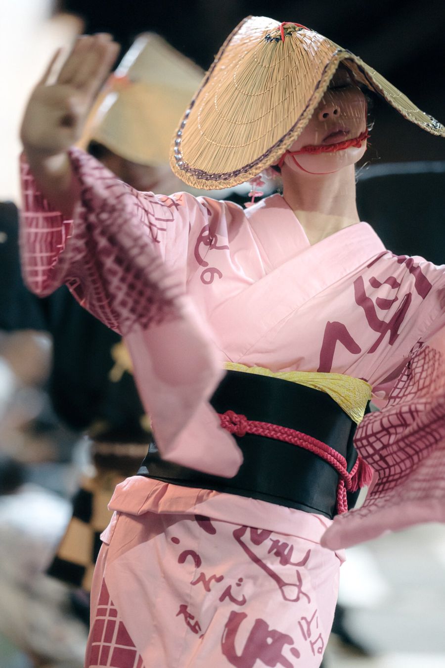 おわら風の盆の女踊り 編笠をかぶった踊り手