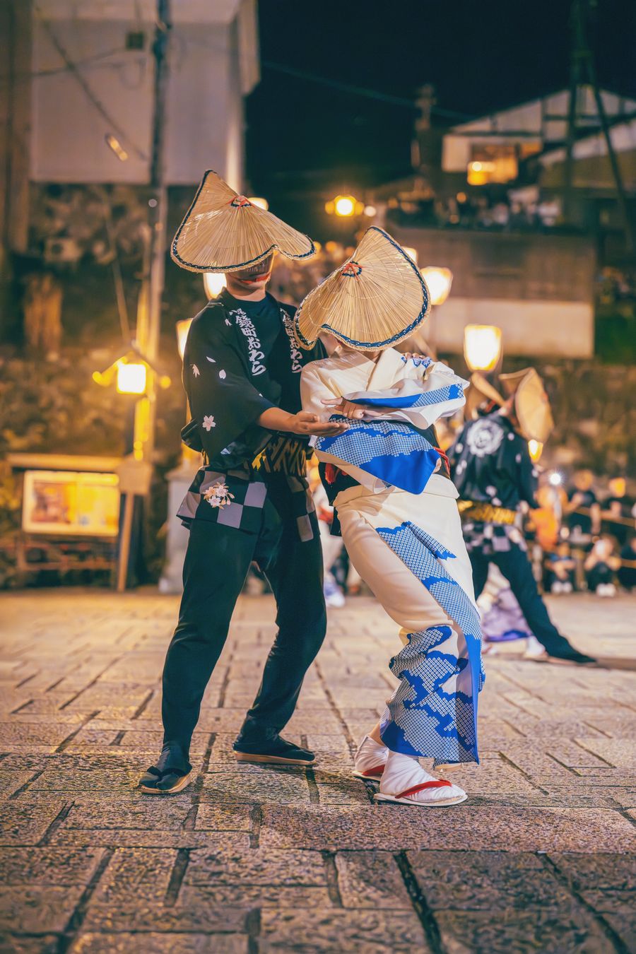 鏡町おわらの男女の踊り 石畳の上で踊る男踊りと女踊り