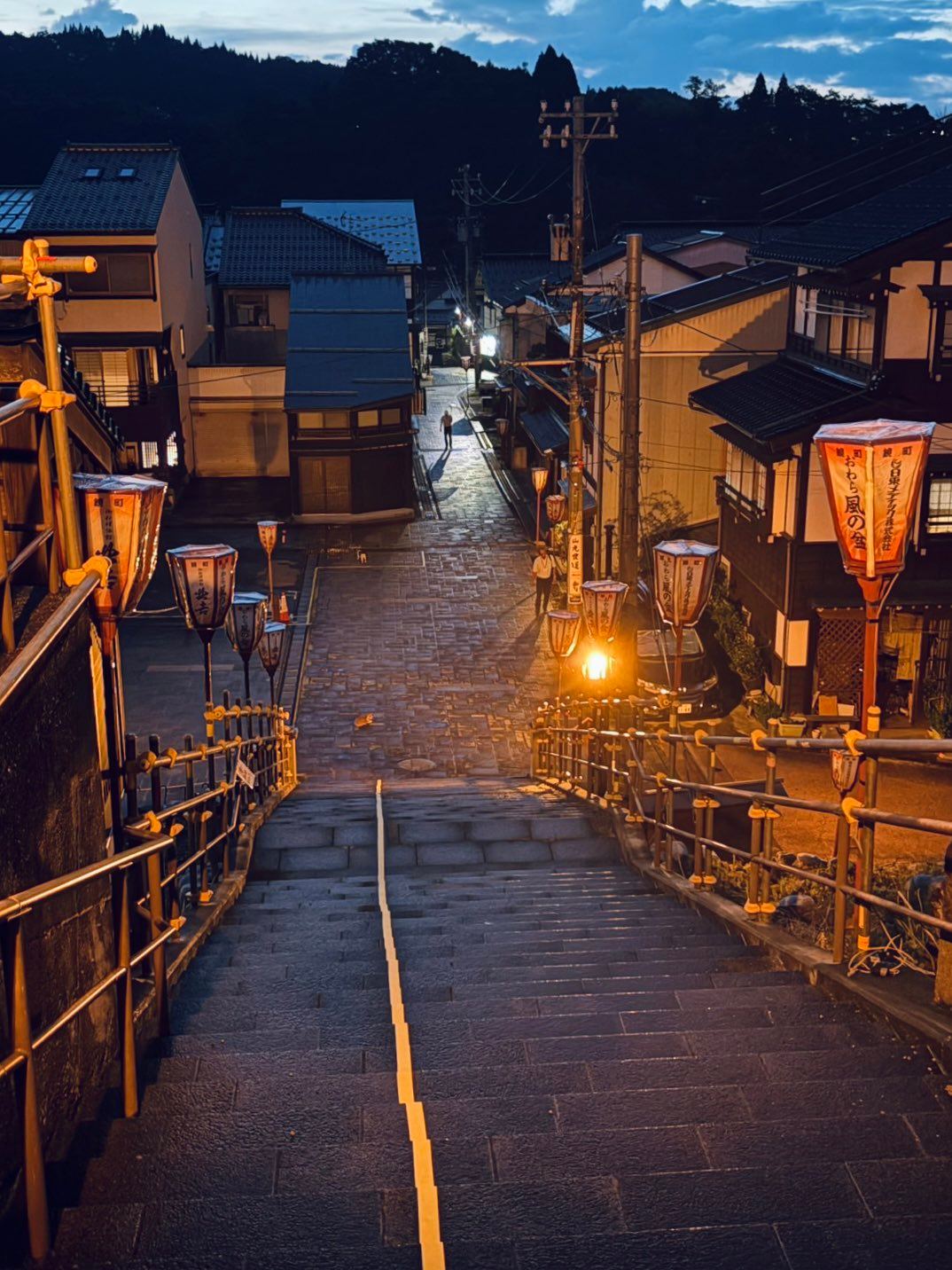 夕暮れの八尾　おわら風の盆のぼんぼりが灯る坂の町と石段
